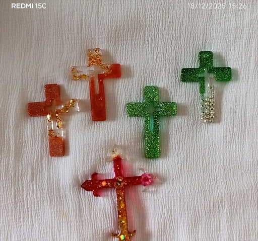 Resin cross key tags - MO.lk - MO.lk
